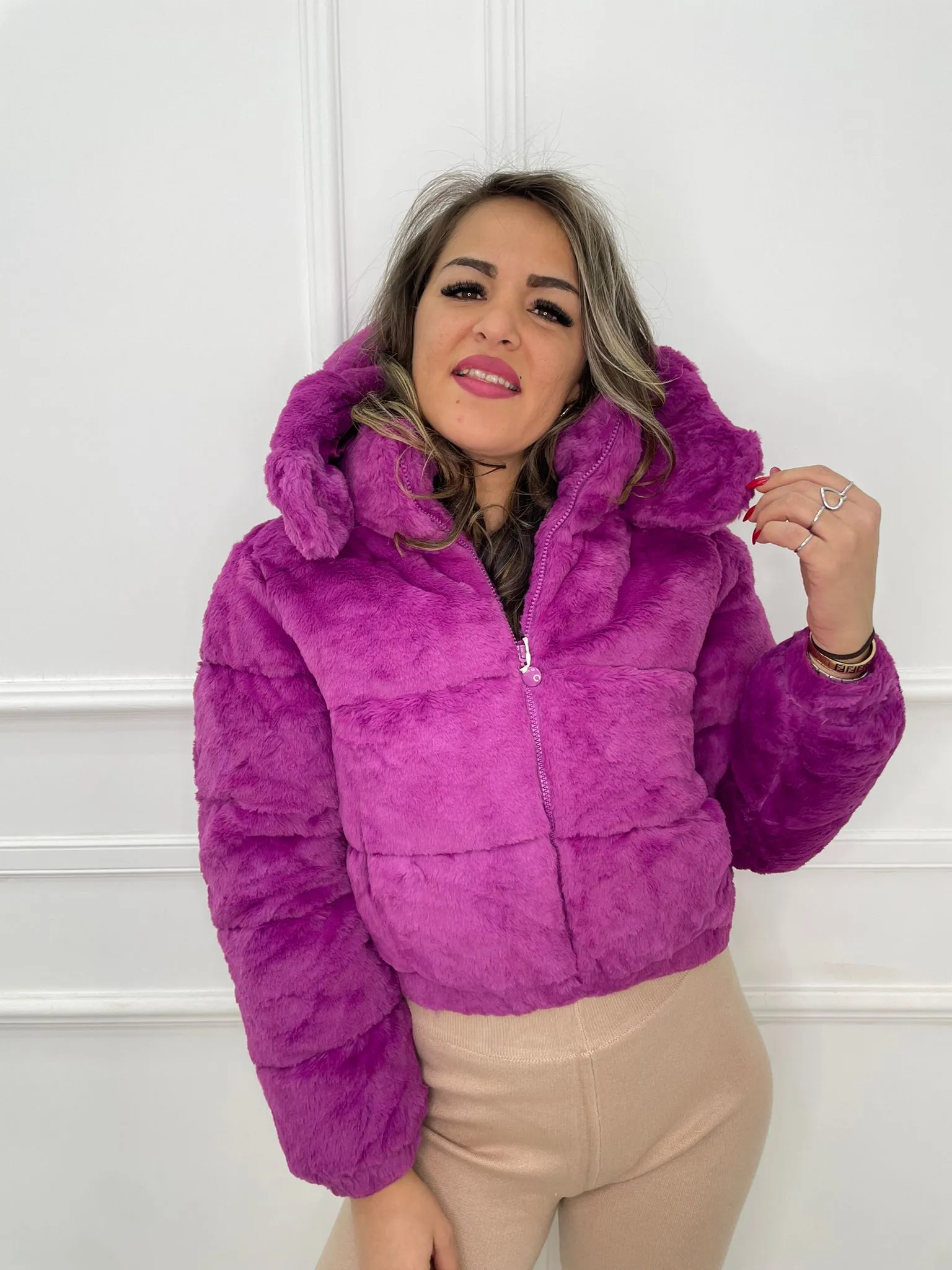 Bomber in eco pelliccia con cappuccio rimovibile