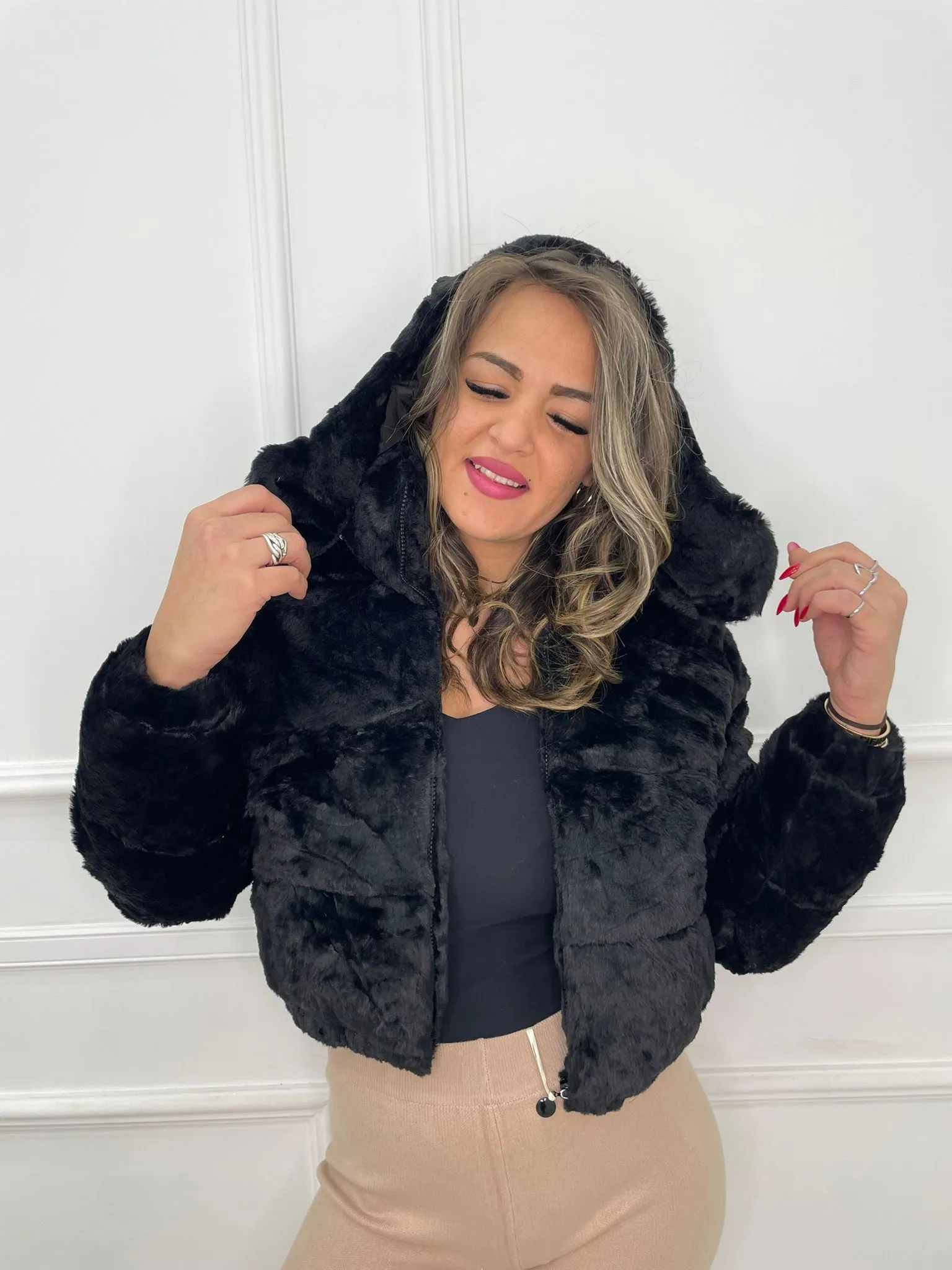 Bomber in eco pelliccia con cappuccio rimovibile