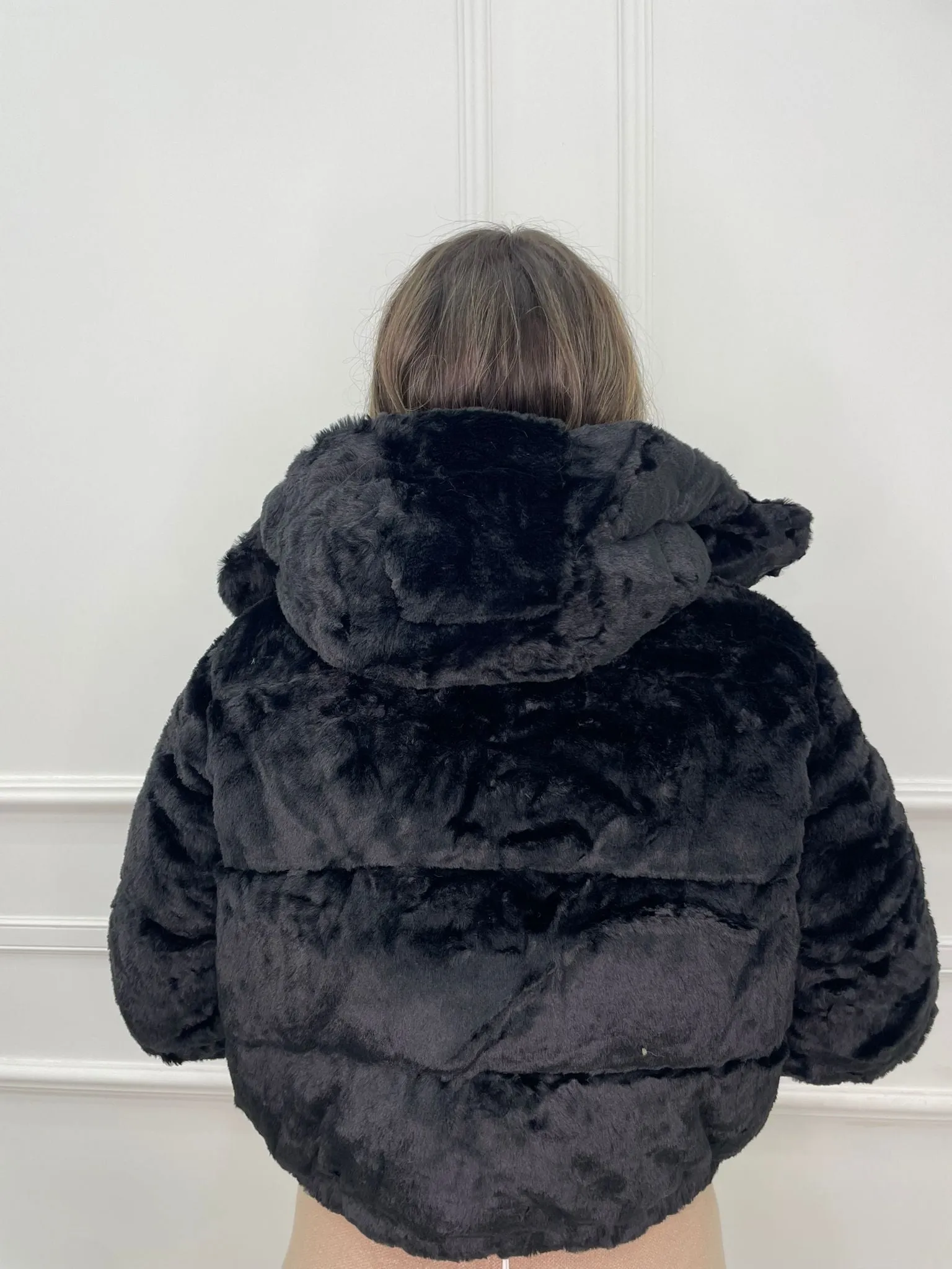 Bomber in eco pelliccia con cappuccio rimovibile