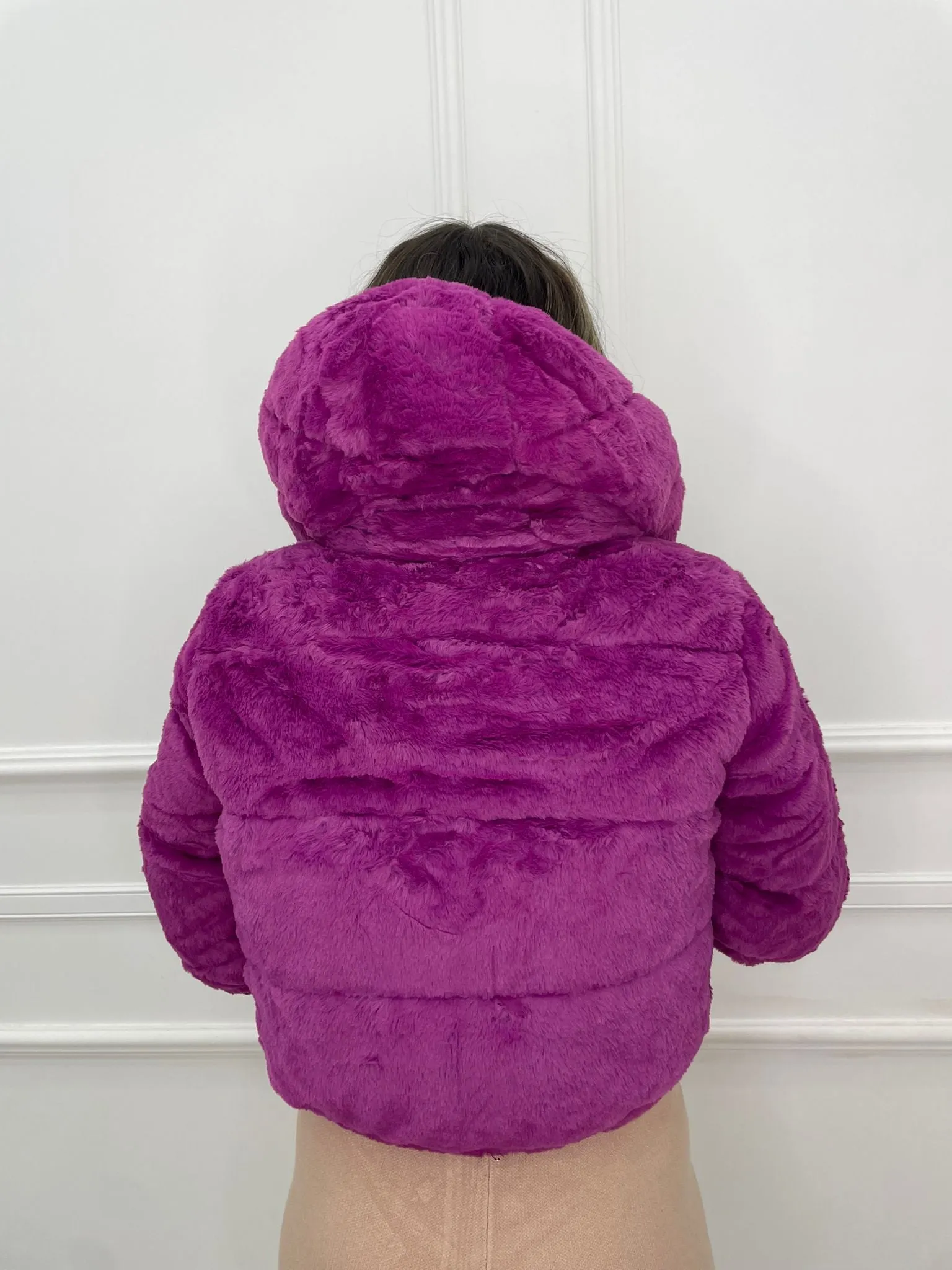 Bomber in eco pelliccia con cappuccio rimovibile