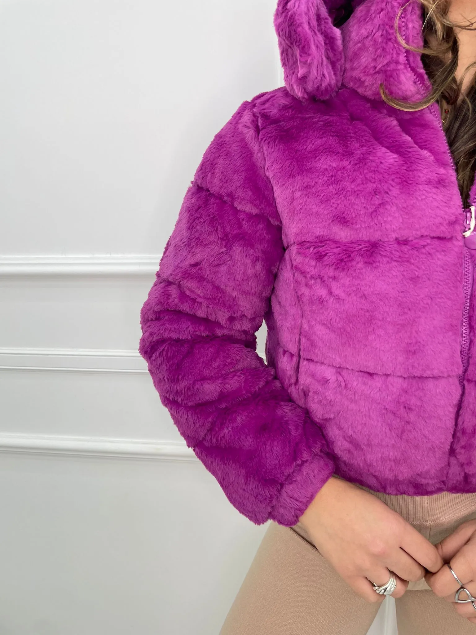 Bomber in eco pelliccia con cappuccio rimovibile