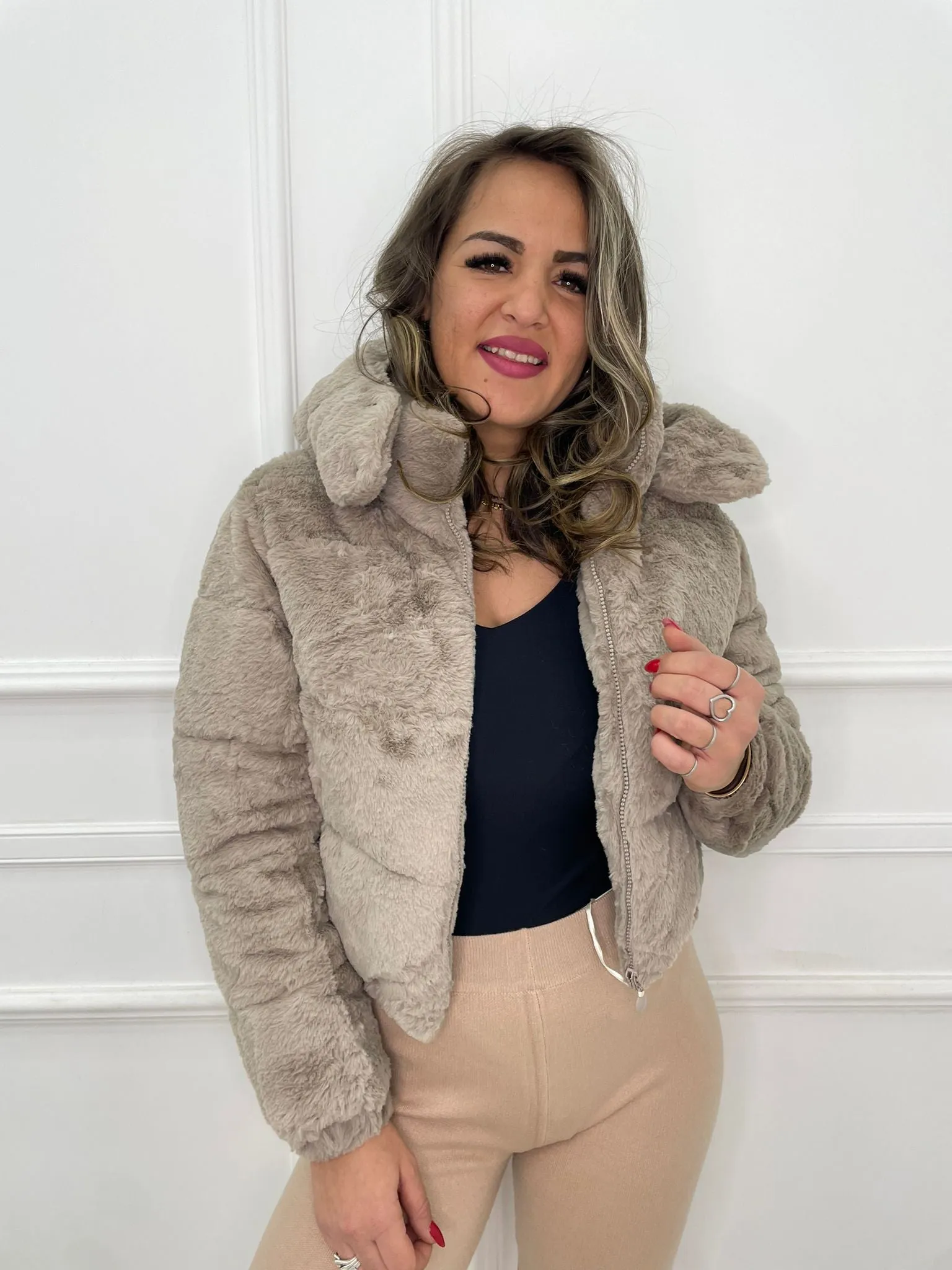 Bomber in eco pelliccia con cappuccio rimovibile
