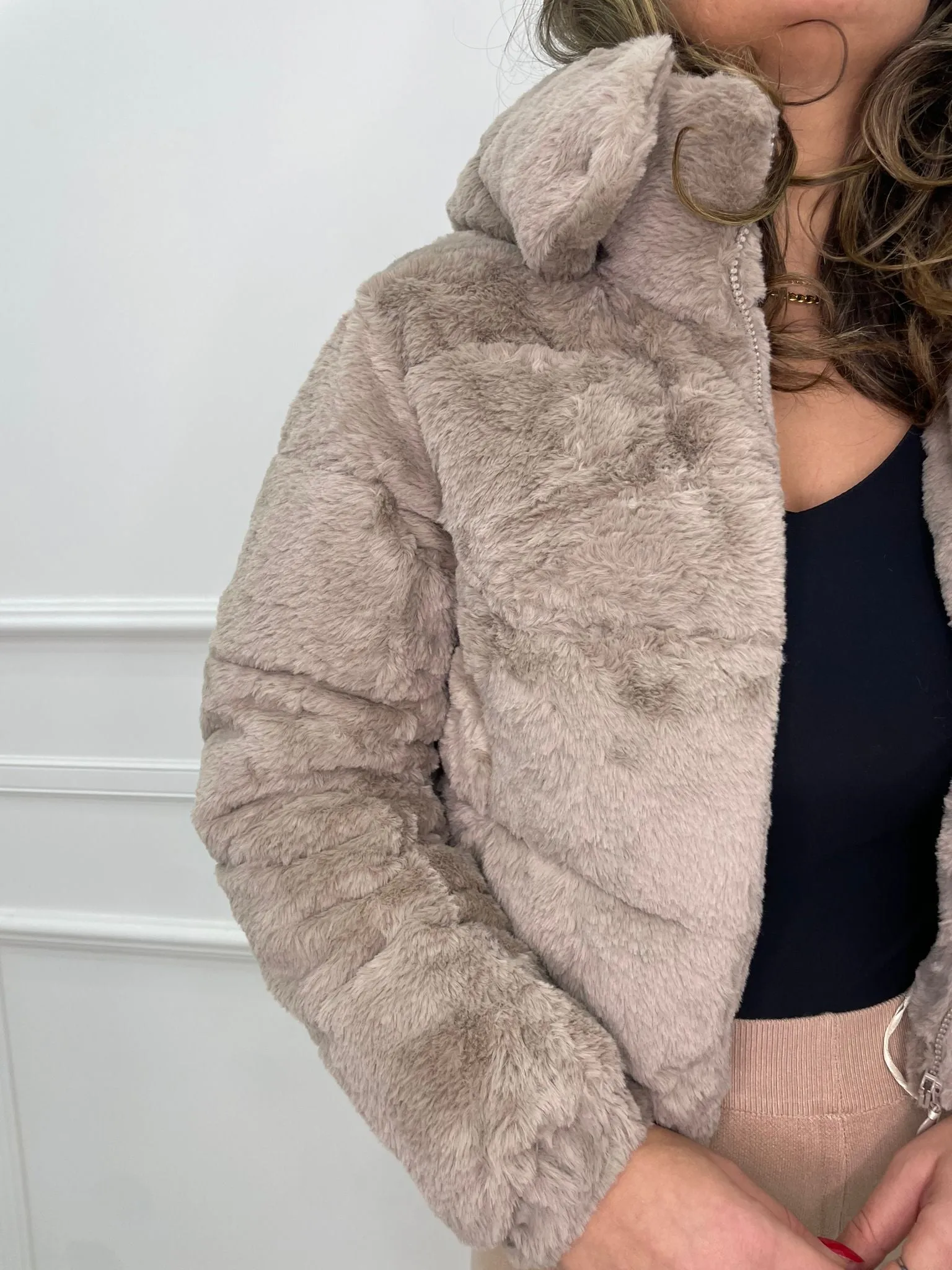 Bomber in eco pelliccia con cappuccio rimovibile