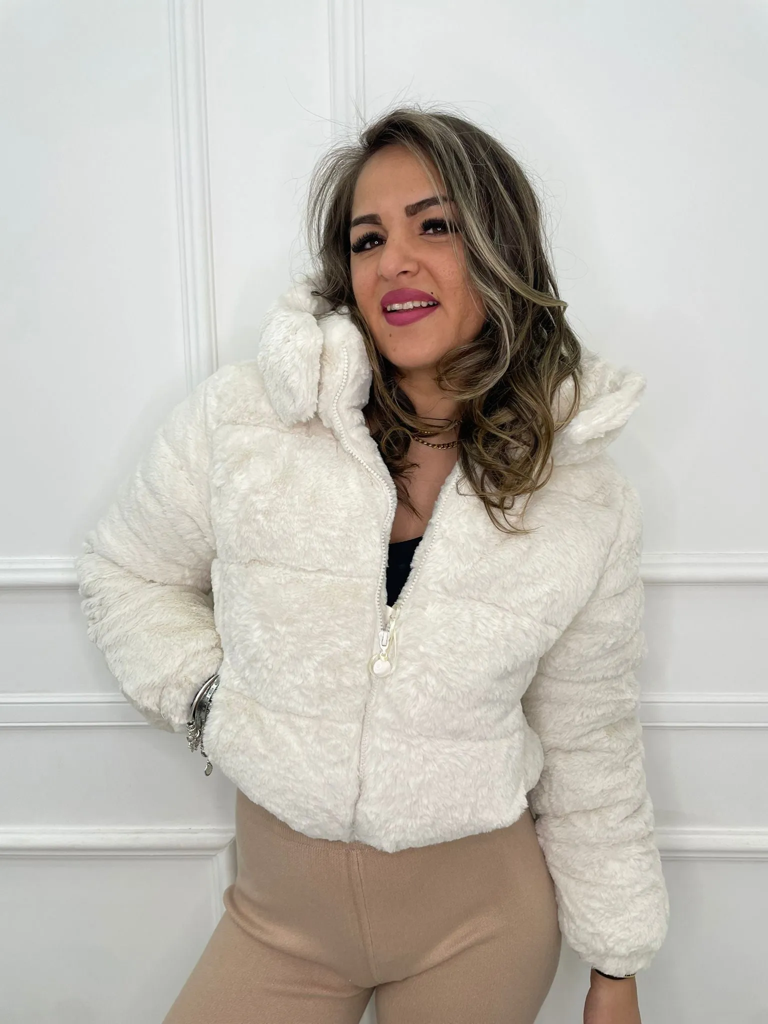 Bomber in eco pelliccia con cappuccio rimovibile