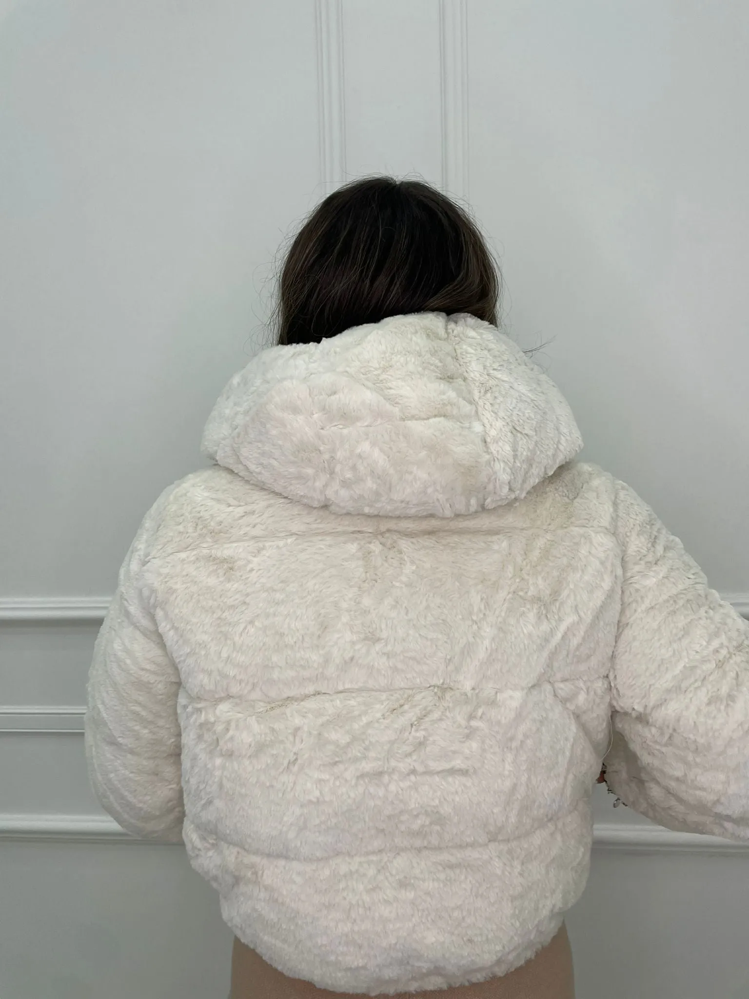 Bomber in eco pelliccia con cappuccio rimovibile