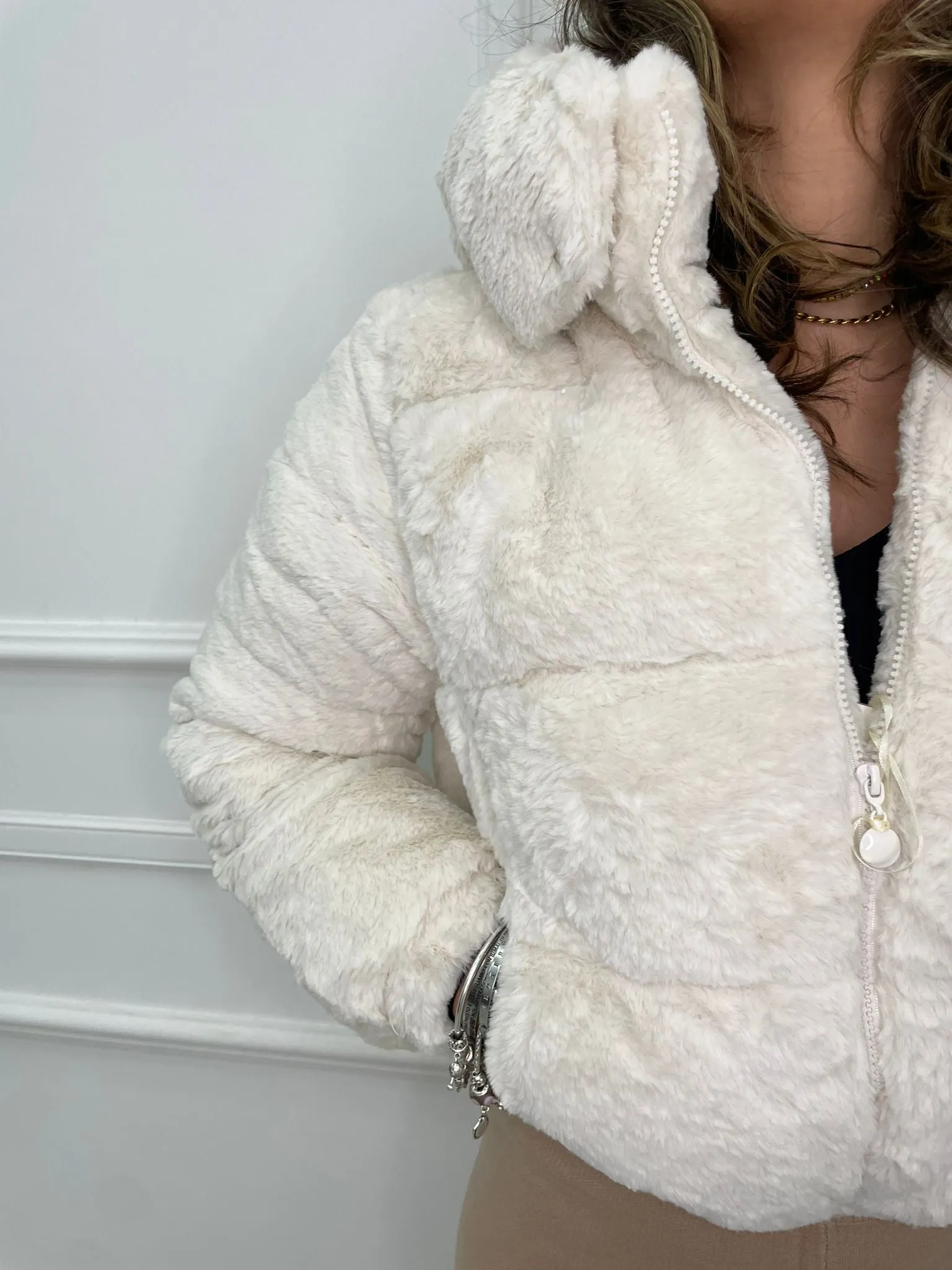 Bomber in eco pelliccia con cappuccio rimovibile