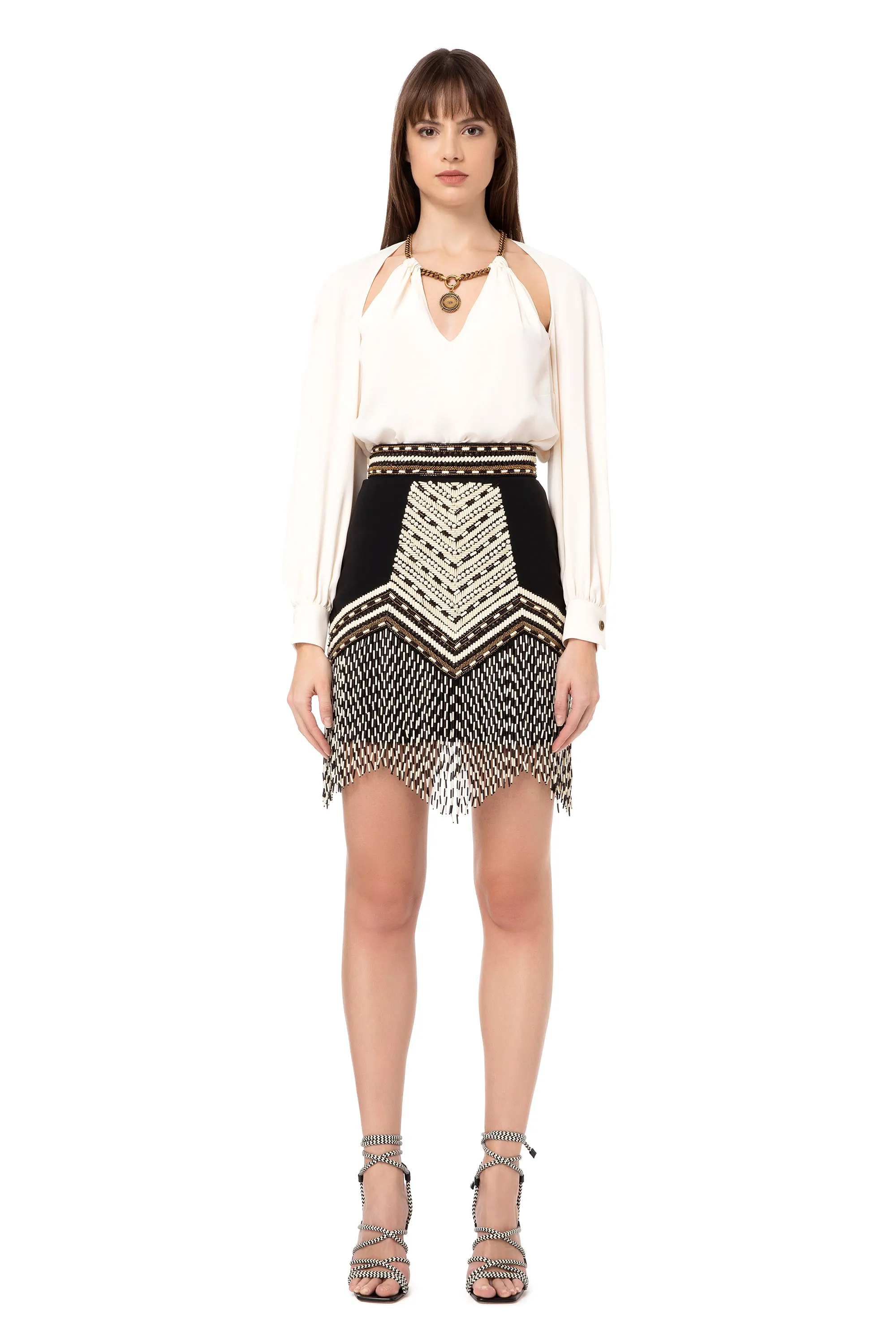 Camicia con collana nello scollo