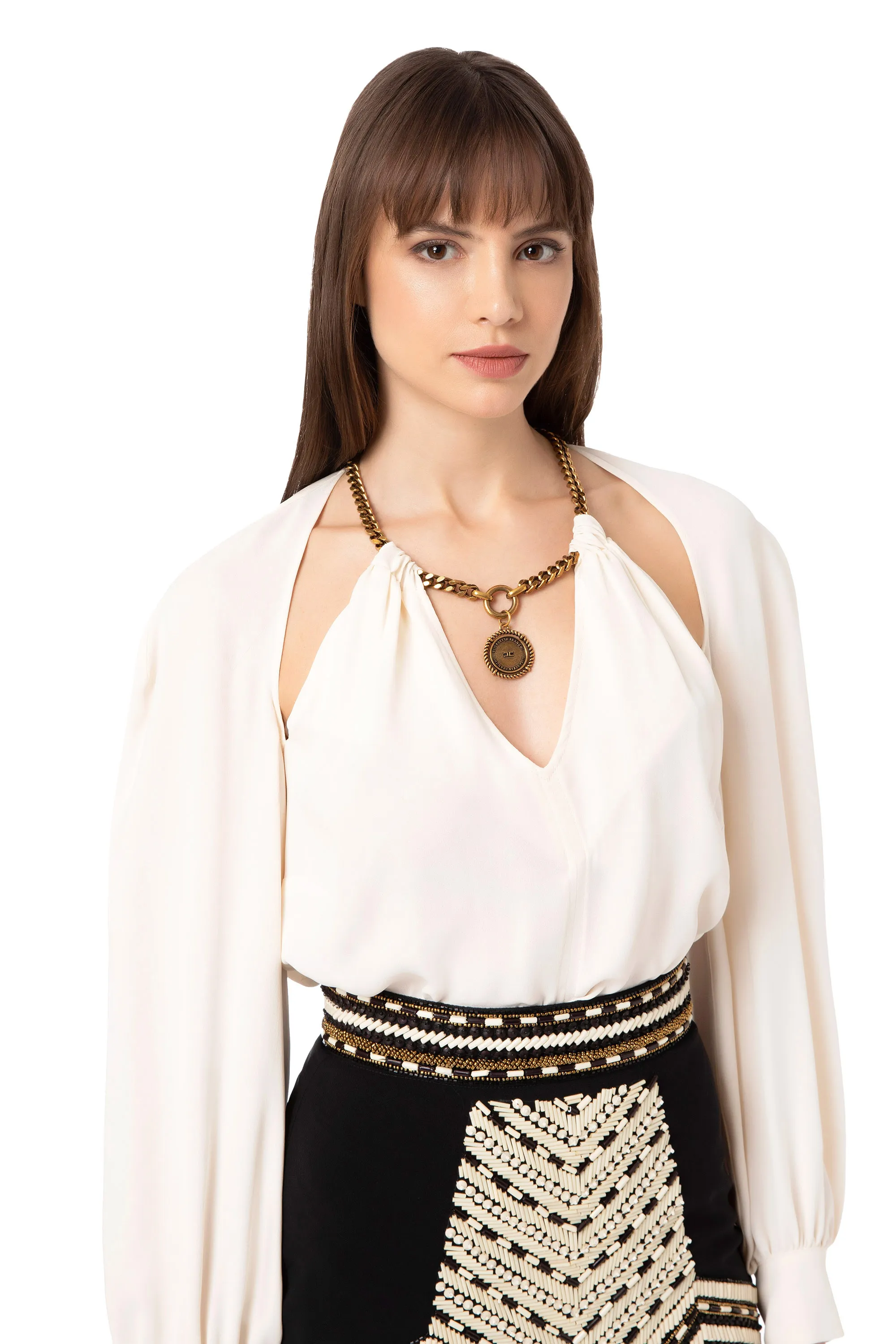 Camicia con collana nello scollo