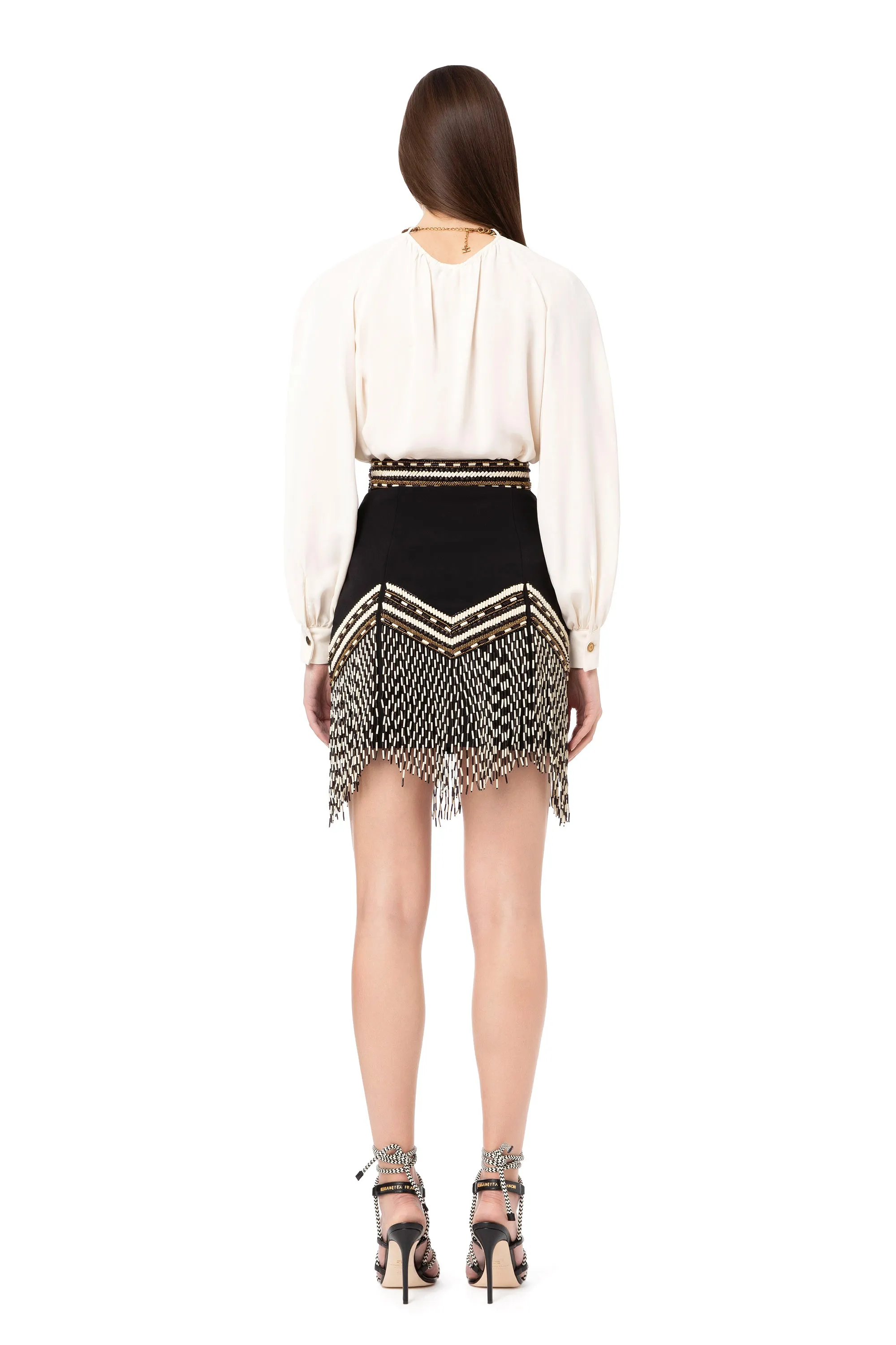 Camicia con collana nello scollo