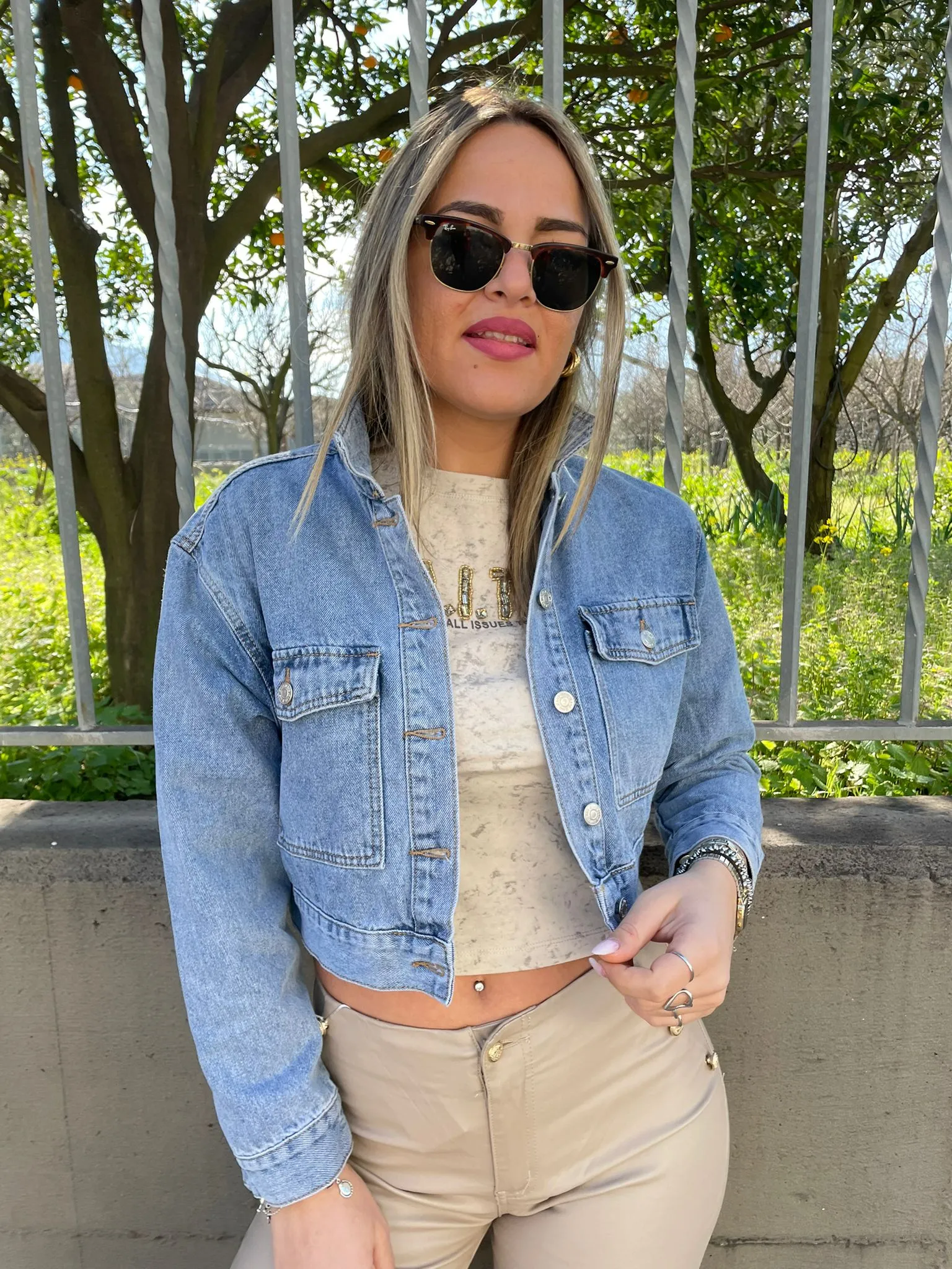 Giubbino di jeans modello corto lavaggio chiaro