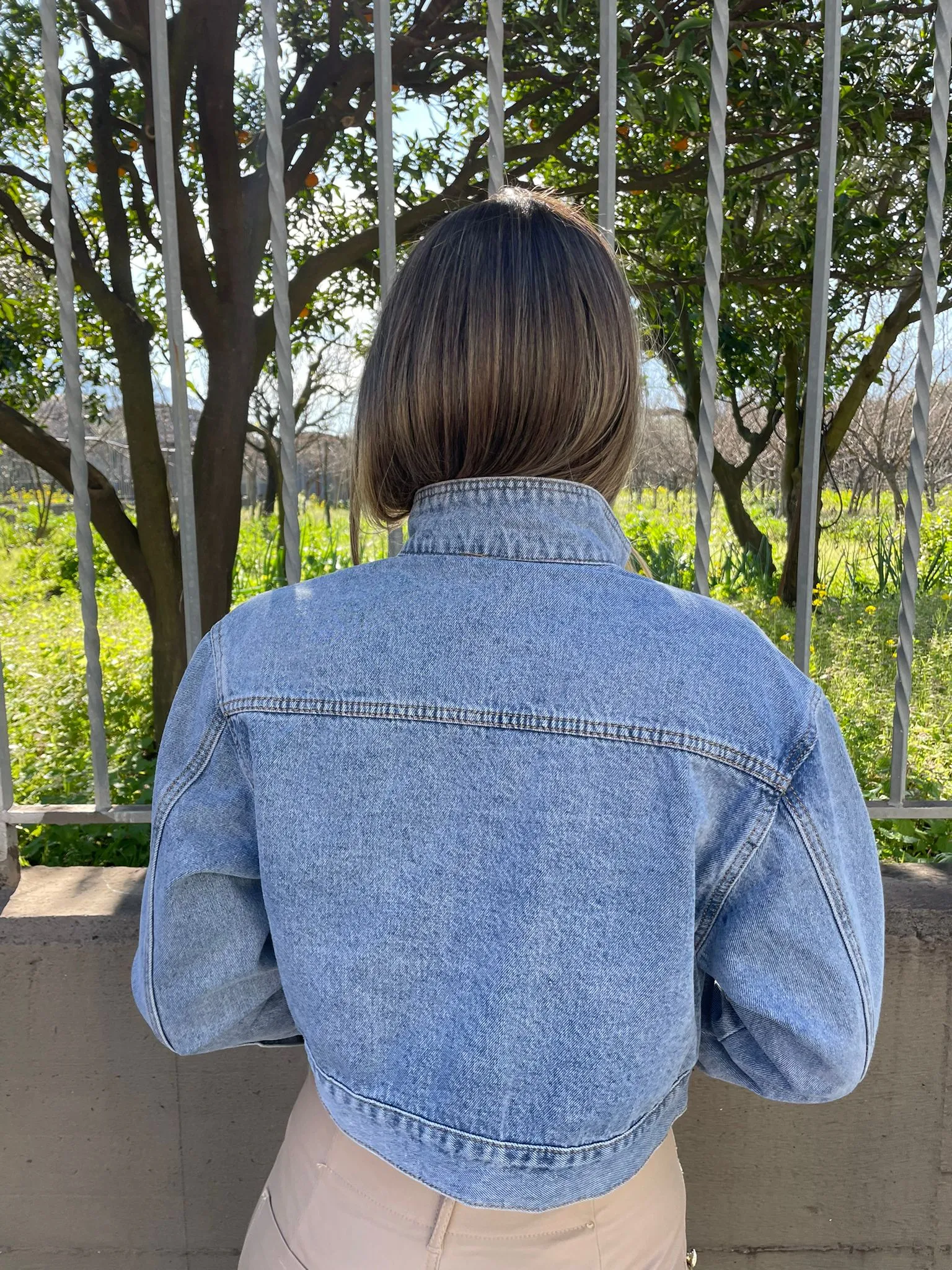 Giubbino di jeans modello corto lavaggio chiaro