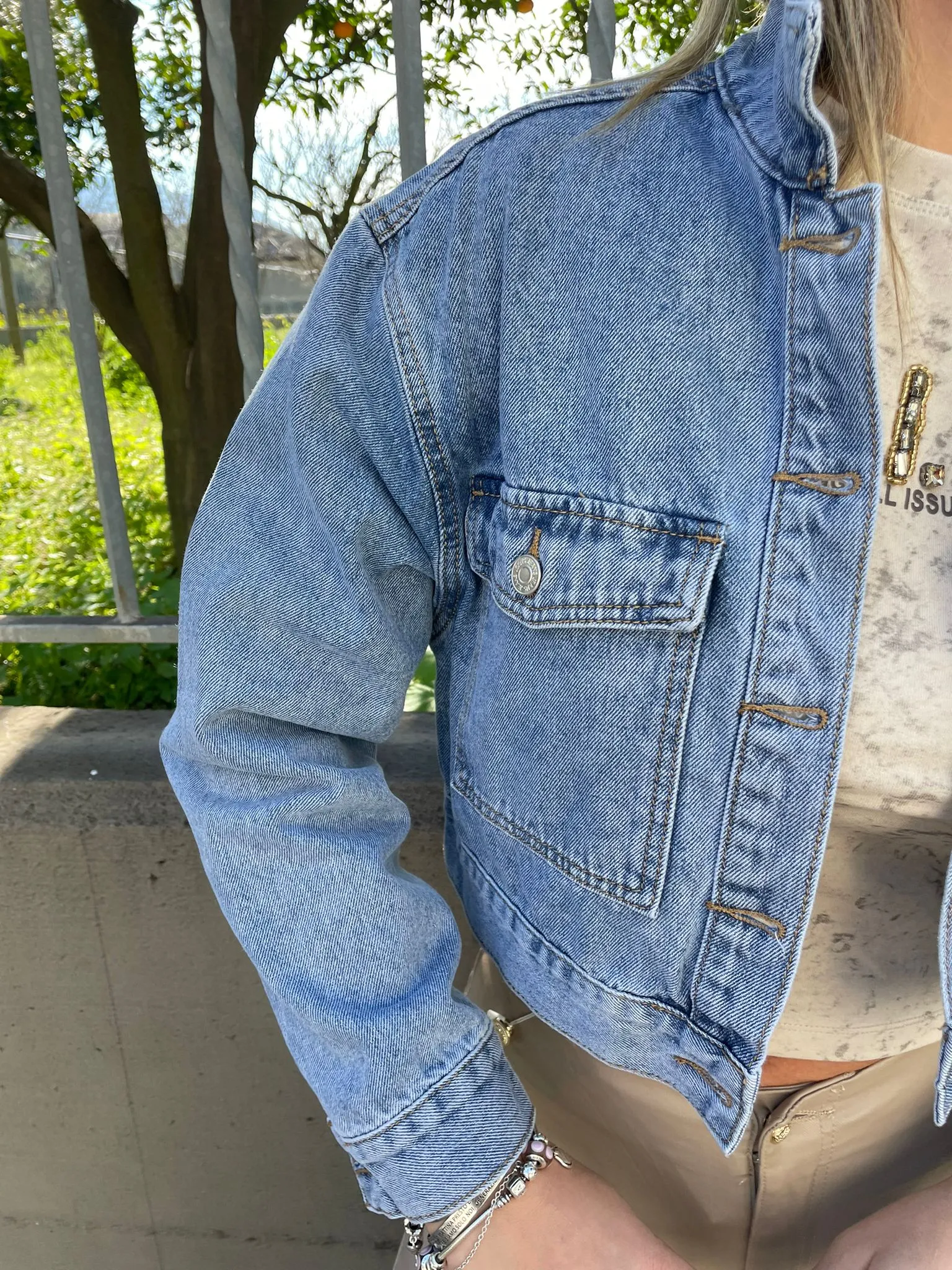 Giubbino di jeans modello corto lavaggio chiaro