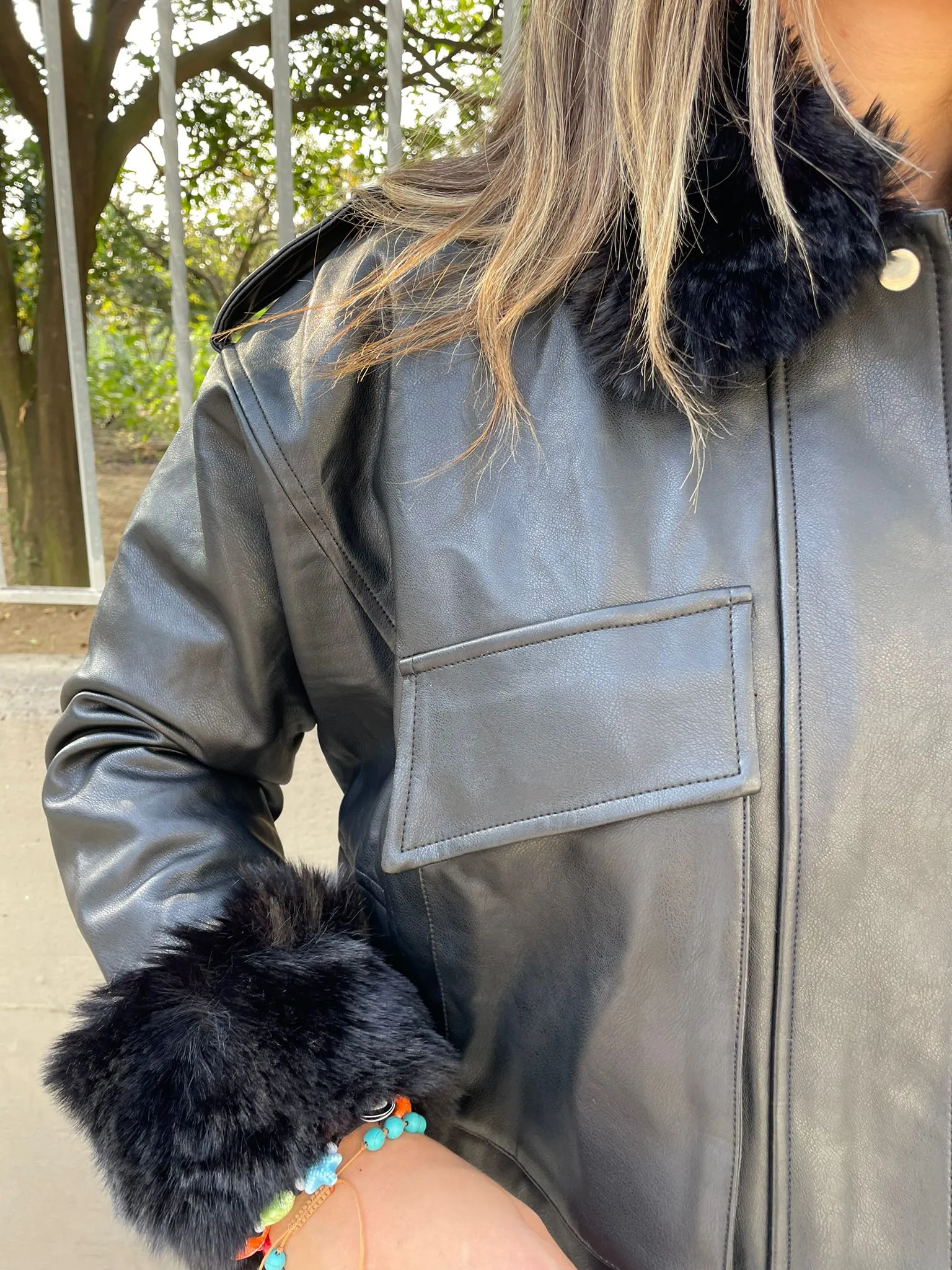 Giubbino eco pelle con collo e maniche in pelliccia