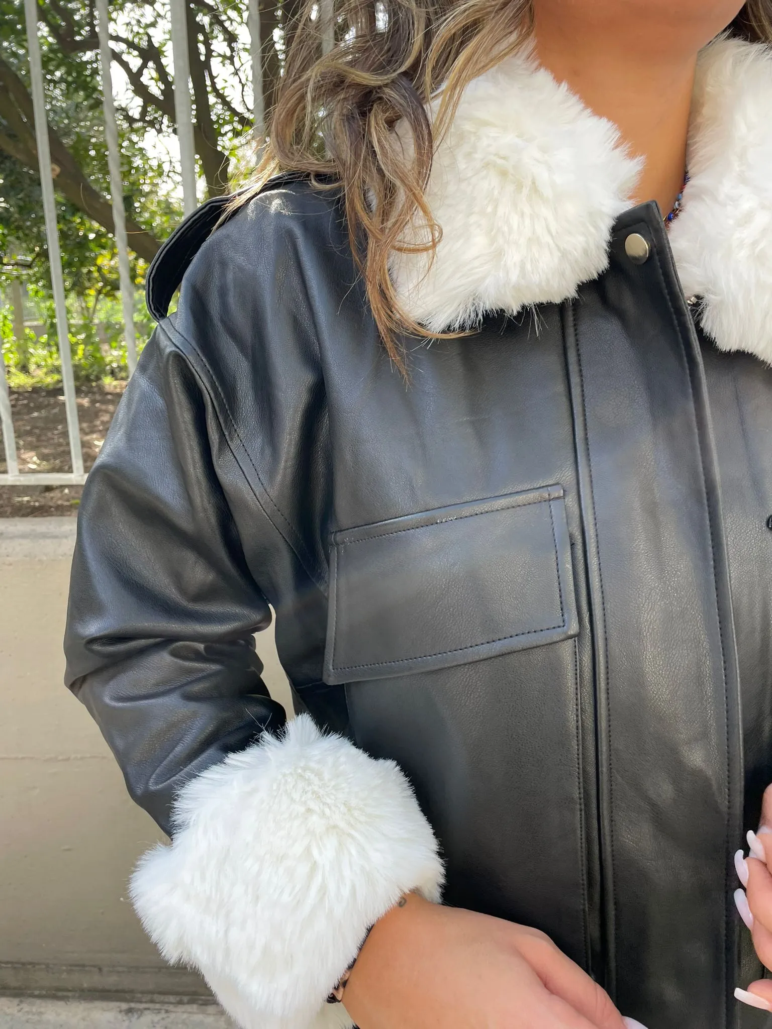 Giubbino eco pelle con collo e maniche in pelliccia
