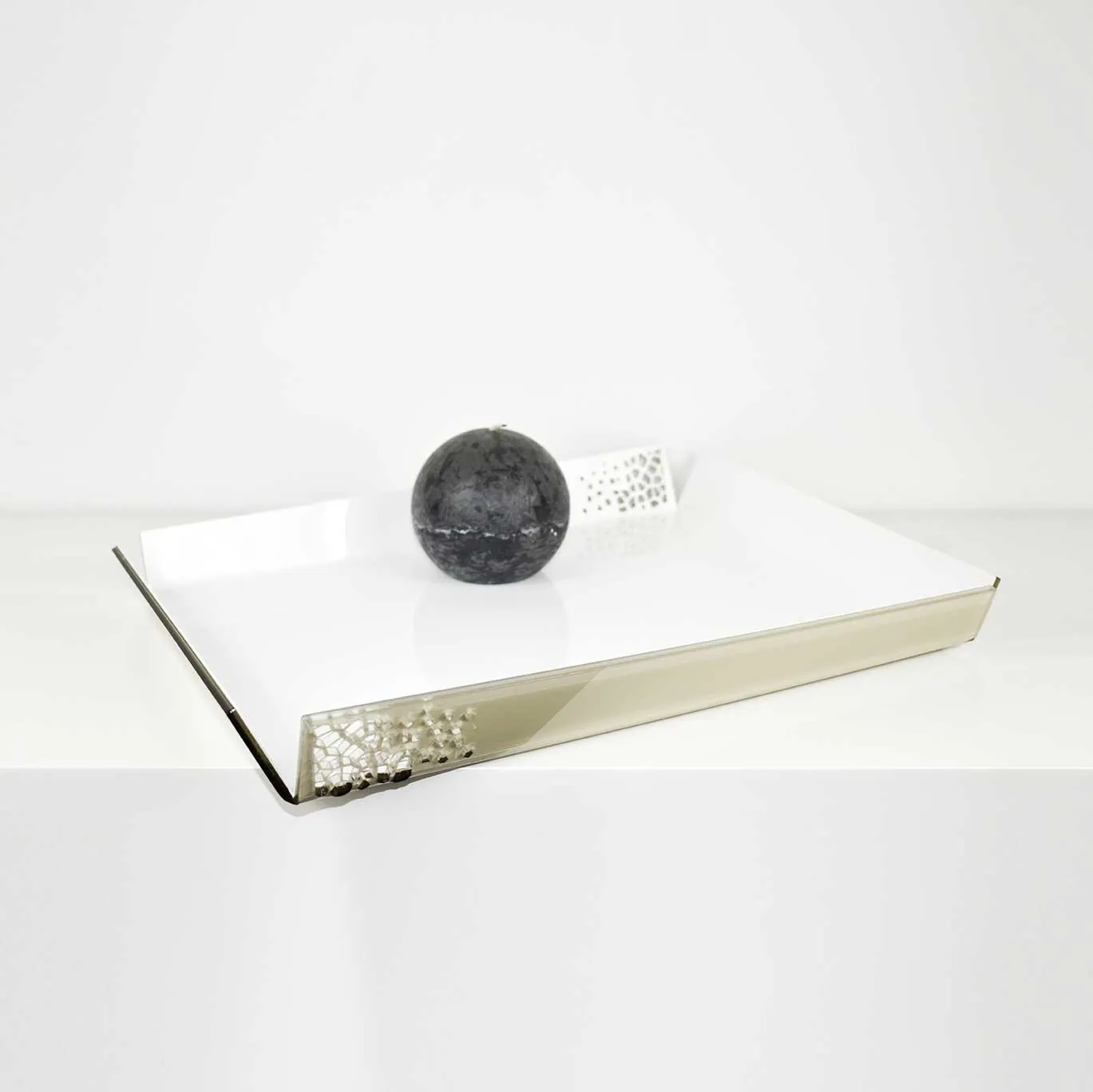 I Dettagli  Vassoio grande in plexiglass traforato dal design moderno ed elegante Alhena