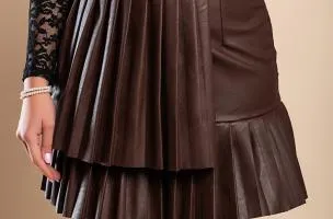 Minigonna plissettata in ecopelle con cintura Chiqui, colore marrone scuro