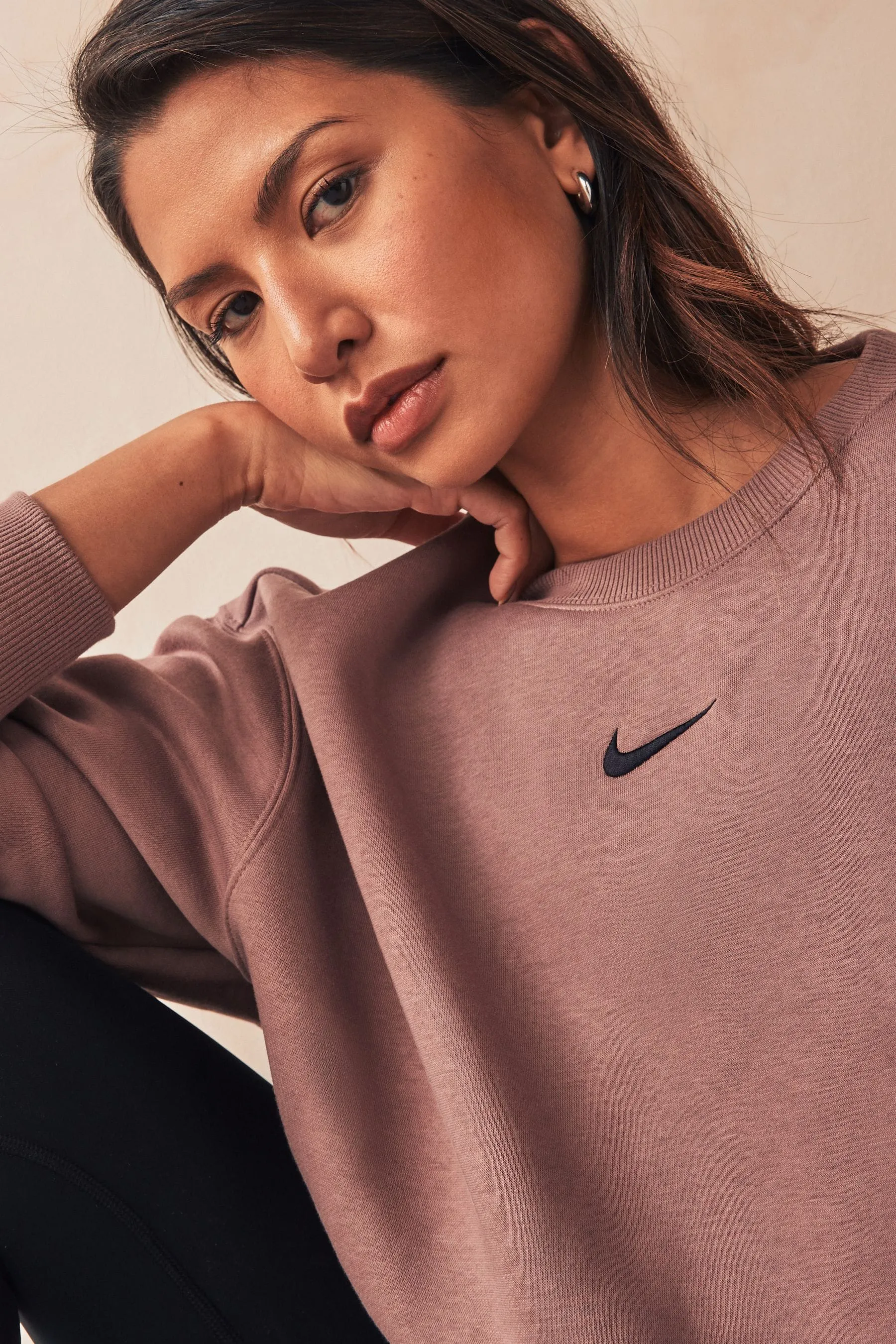 Nike - Felpa oversize con logo piccolo