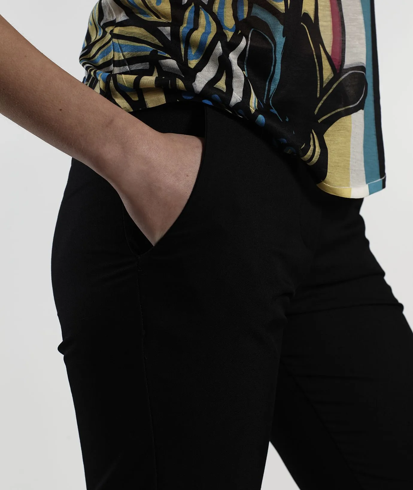 Pantaloni neri con tasche