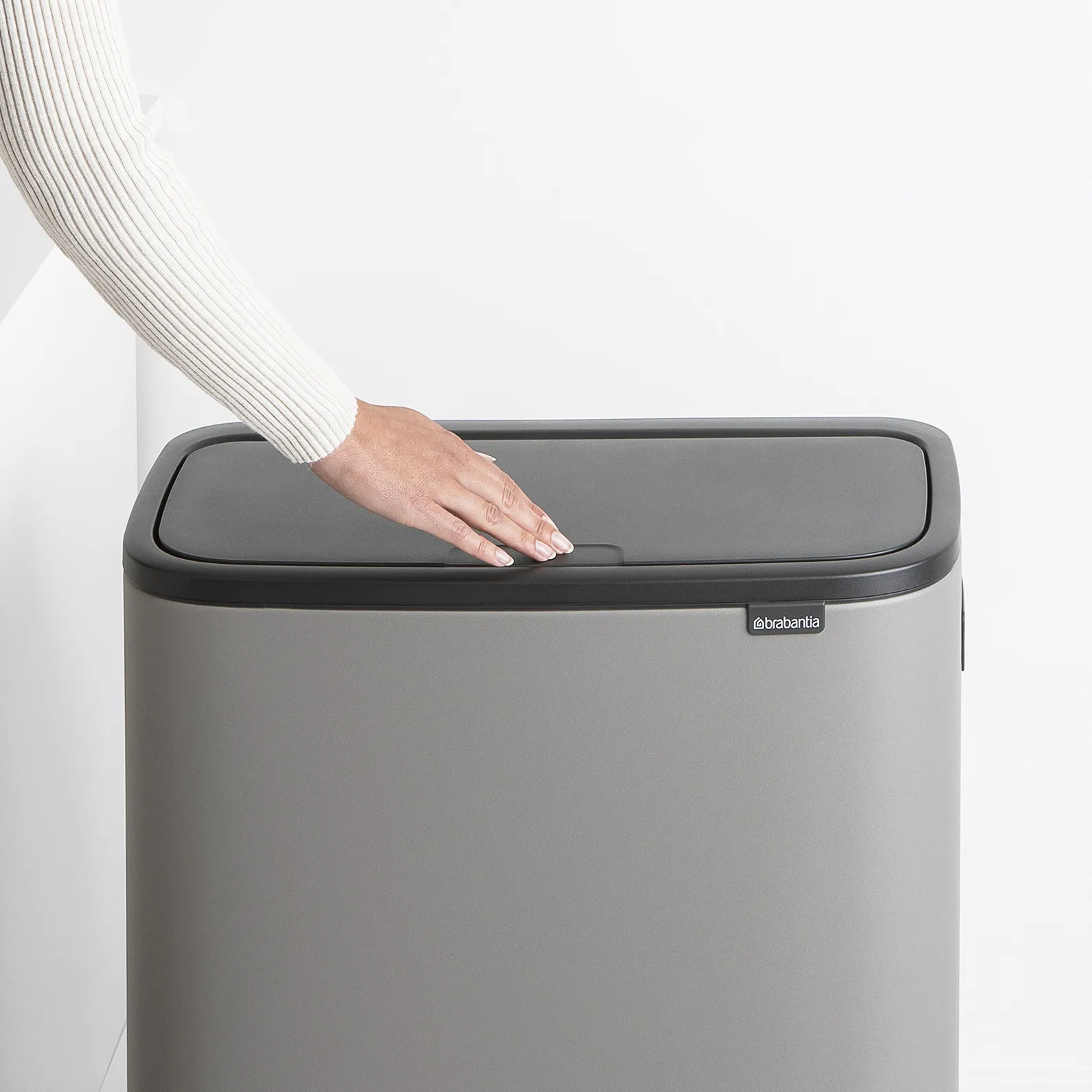 Pattumiera touch alta Bo 60 L.jz{font-size:18px}Mineral concrete grey