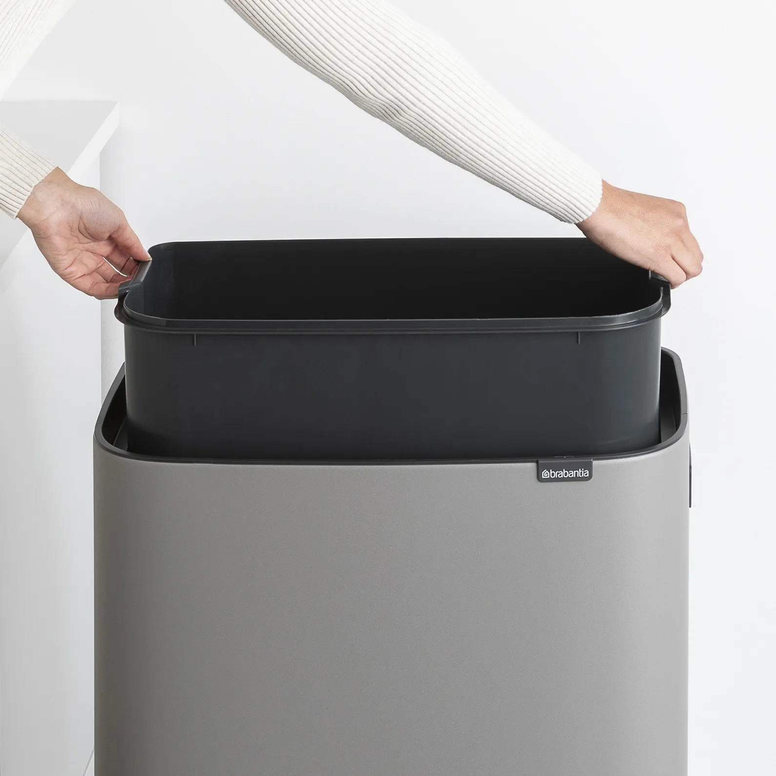 Pattumiera touch alta Bo 60 L.jz{font-size:18px}Mineral concrete grey