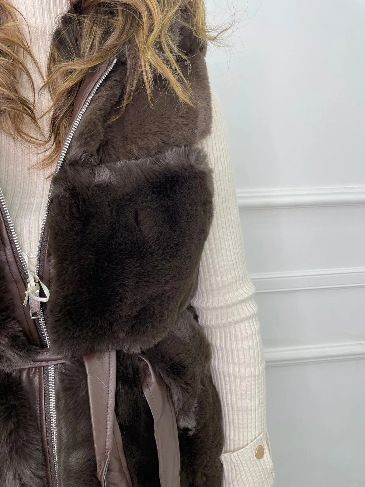 Pelliccia eco smanicata con cappuccio e cintura in vita