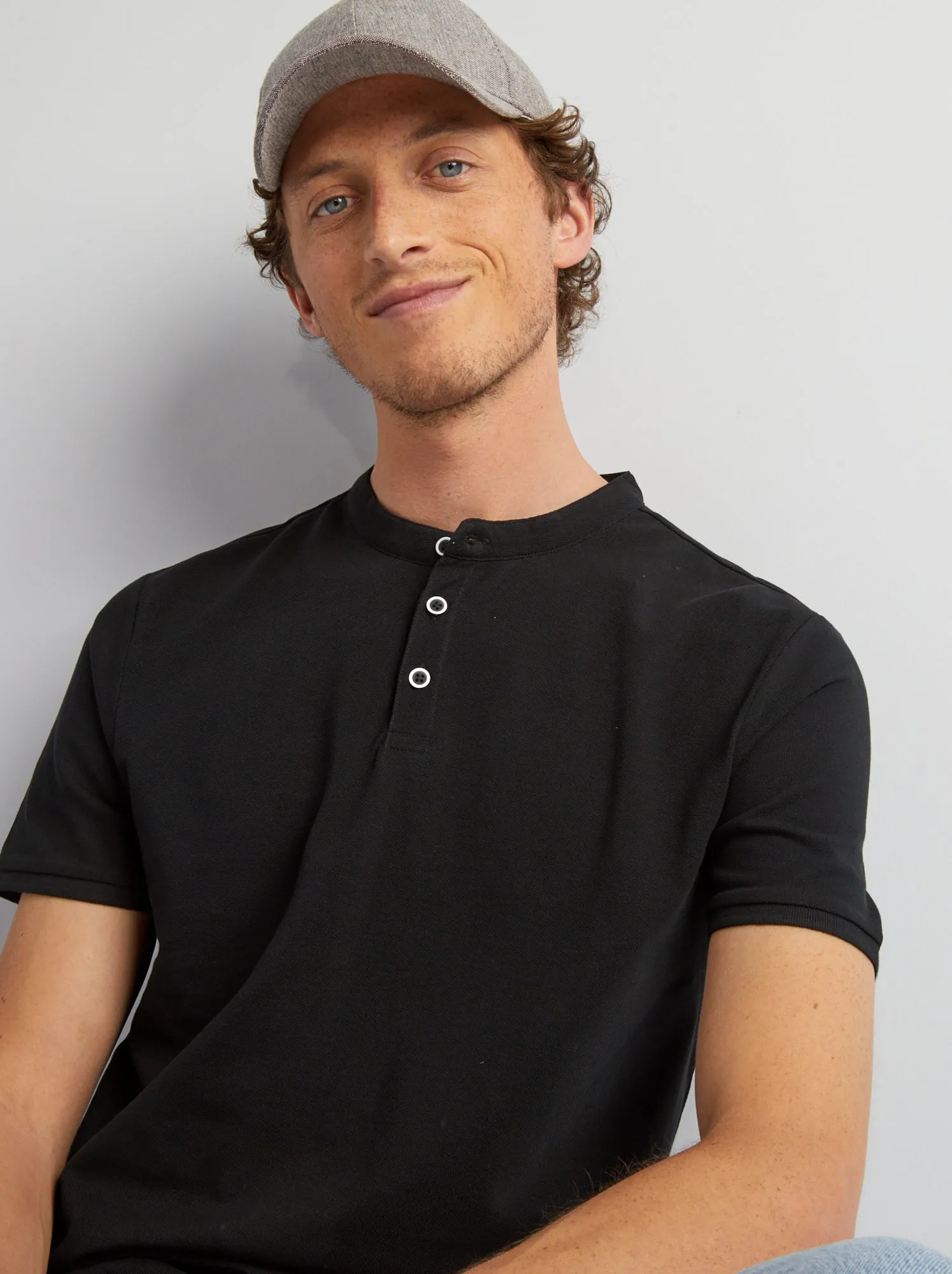 Polo con collo serafino - nero
