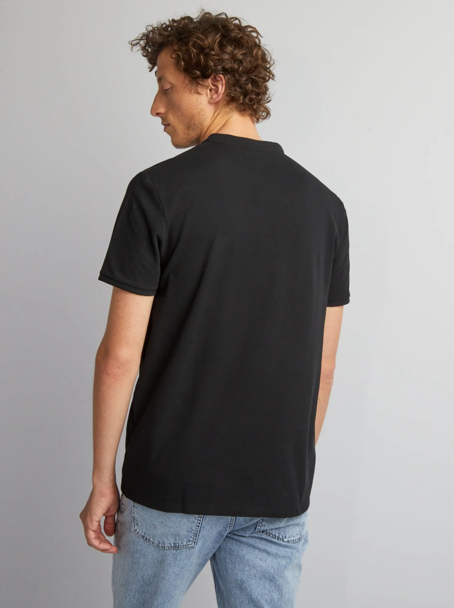 Polo con collo serafino - nero