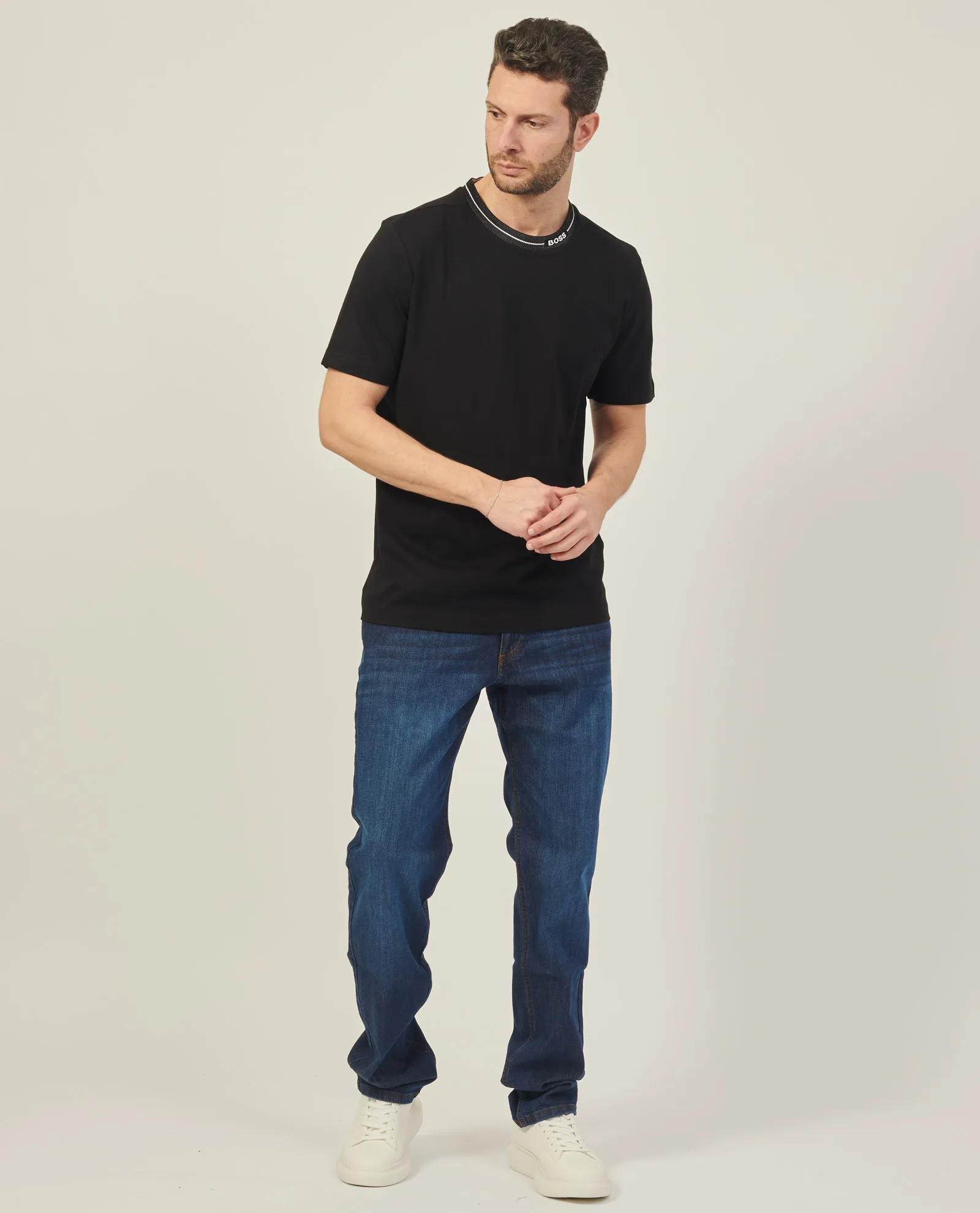 T-shirt nera Boss con logo sul collo