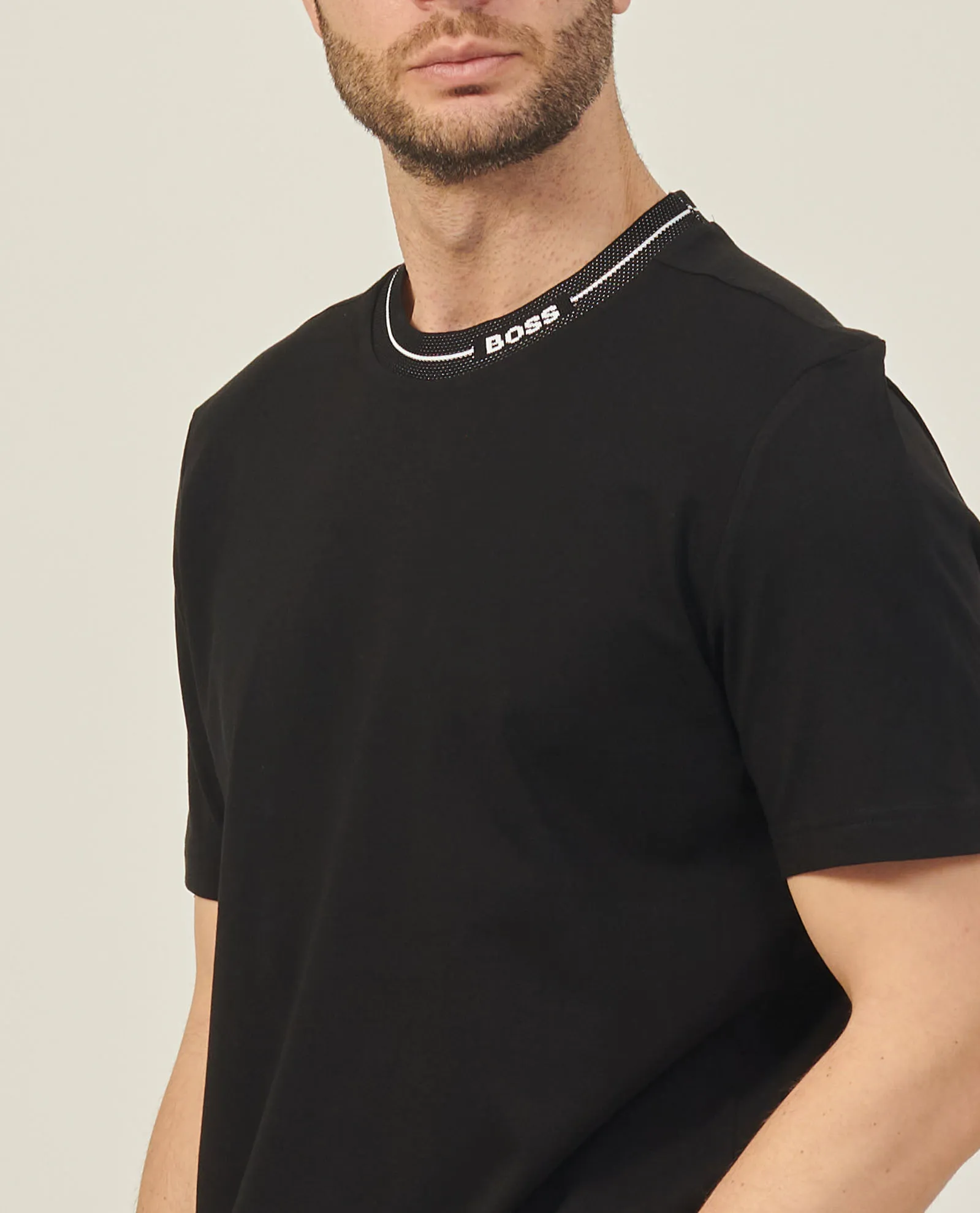 T-shirt nera Boss con logo sul collo
