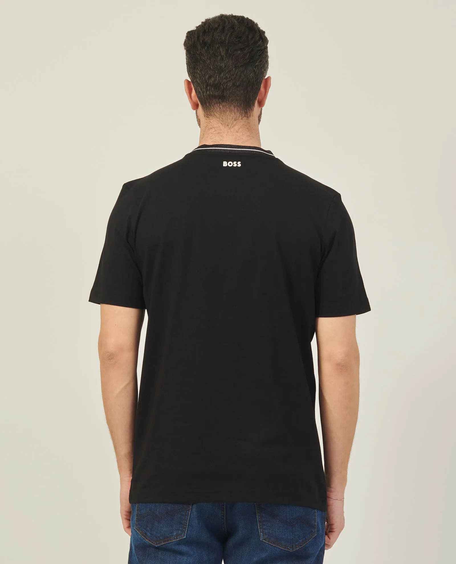 T-shirt nera Boss con logo sul collo
